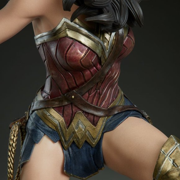 Premium Format Sideshow Wonder Woman statue - Picture 4 of 7